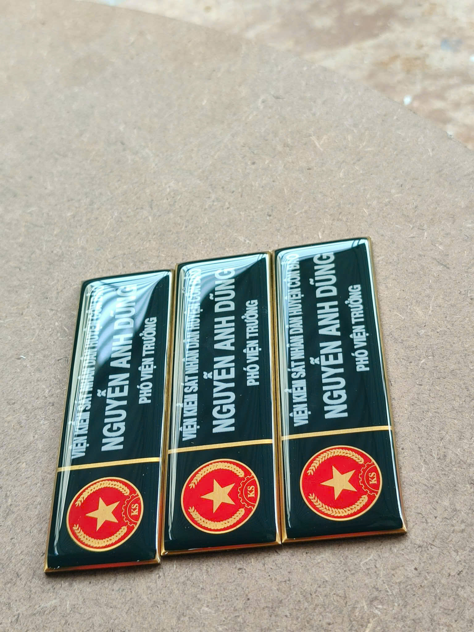 Bảng tên nhân viên