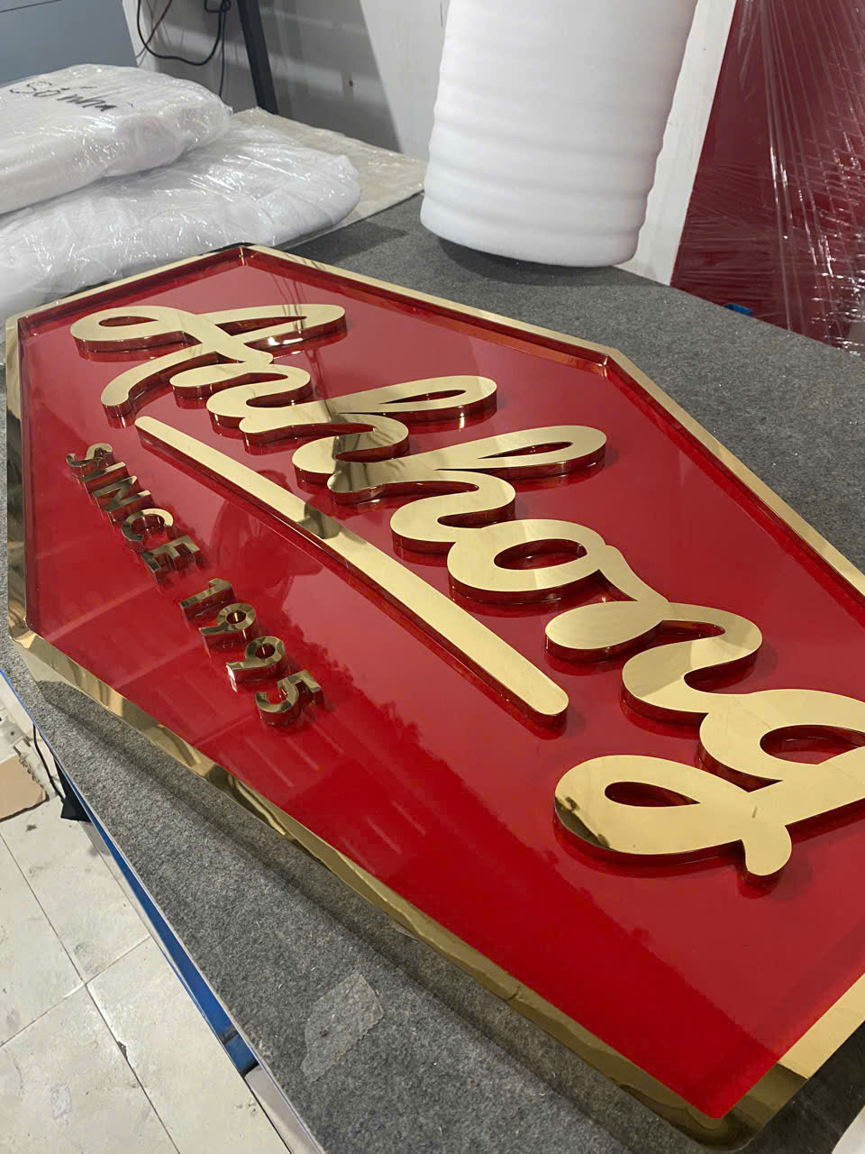 Thi công logo mica chữ nổi